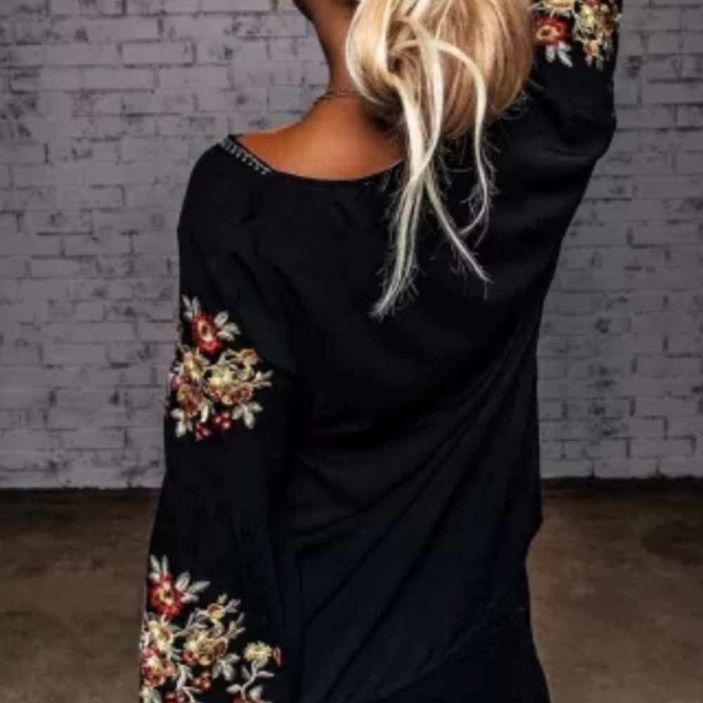 M left 😊Beautiful New boutique embroidered top - Picture 5 of 11
